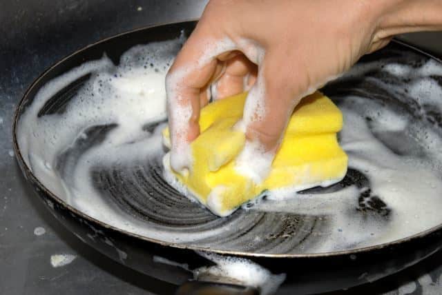 cleaning-a-skillet